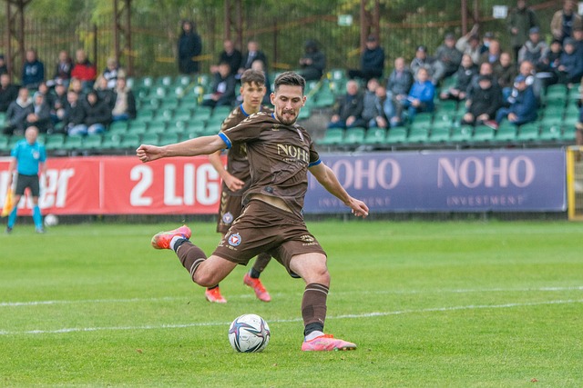 埃基蒂克助攻涉手球争议，主裁观看VAR核查